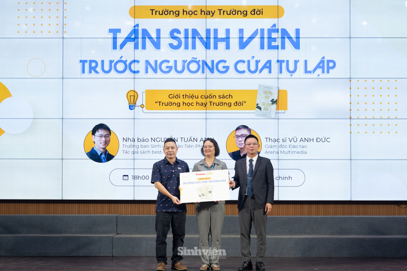 PGS.TS Trương Thị Thuỷ - Phó Giám đốc Học viện Tài chính - thay mặt lãnh đạo Học viện Tài chính nhận 100 cuốn sách Trường học hay Trường đời từ nhà báo Phùng Công Sưởng - Tổng Biên tập báo Tiền Phong và ông Lê Hồng Hải - Hiệu trưởng Hệ thống Đào tạo Thiết kế, Kỹ xảo 3D & Game - Arena Multimedia. PGS.TS Trương Thị Thuỷ - Phó Giám đốc Học viện Tài chính - thay mặt lãnh đạo Học viện Tài chính nhận 100 cuốn sách Trường học hay Trường đời từ nhà báo Phùng Công Sưởng - Tổng Biên tập báo Tiền Phong và ông Lê Hồng Hải - Hiệu trưởng Hệ thống Đào tạo Thiết kế, Kỹ xảo 3D & Game - Arena Multimedia.