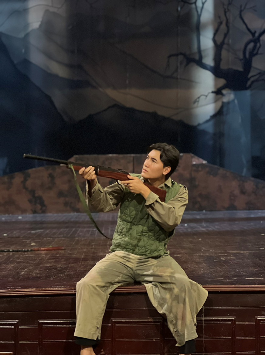 Oai Aly trong vai người chiến sĩ cách mạng của vở kịch “Mệnh lệnh từ trái tim”. Oai Aly trong vai người chiến sĩ cách mạng của vở kịch “Mệnh lệnh từ trái tim”.