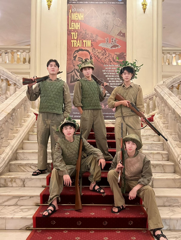 Oai Aly cùng các bạn diễn trong vai những người lính cụ Hồ. Oai Aly cùng các bạn diễn trong vai những người lính cụ Hồ.