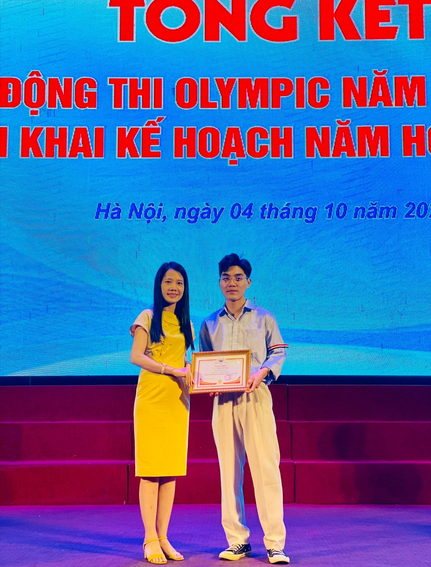 Việt Hoàng nhận khen thưởng của trường về thành tích thi Olympic sức bền vật liệu toàn quốc năm 2022-2023. Việt Hoàng nhận khen thưởng của trường về thành tích thi Olympic sức bền vật liệu toàn quốc năm 2022-2023.