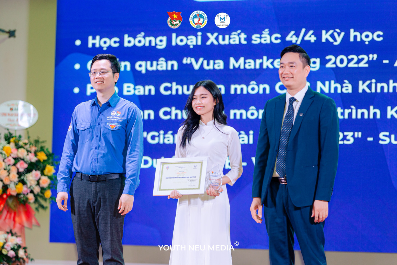 Nguyễn Thị Hiếu trong buổi lễ trao thưởng Sinh viên tiêu biểu tại Trường Đại học Kinh tế Quốc dân. Nguyễn Thị Hiếu trong buổi lễ trao thưởng Sinh viên tiêu biểu tại Trường Đại học Kinh tế Quốc dân.