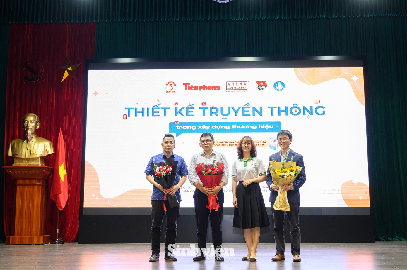 TS. Đặng Thị Minh, Phó trưởng khoa Quản lý Xã hội đại diện Học viện Hành chính Quốc gia tặng hoa các diễn giả và đại diện các đơn vị phối hợp tổ chức. TS. Đặng Thị Minh, Phó trưởng khoa Quản lý Xã hội đại diện Học viện Hành chính Quốc gia tặng hoa các diễn giả và đại diện các đơn vị phối hợp tổ chức.