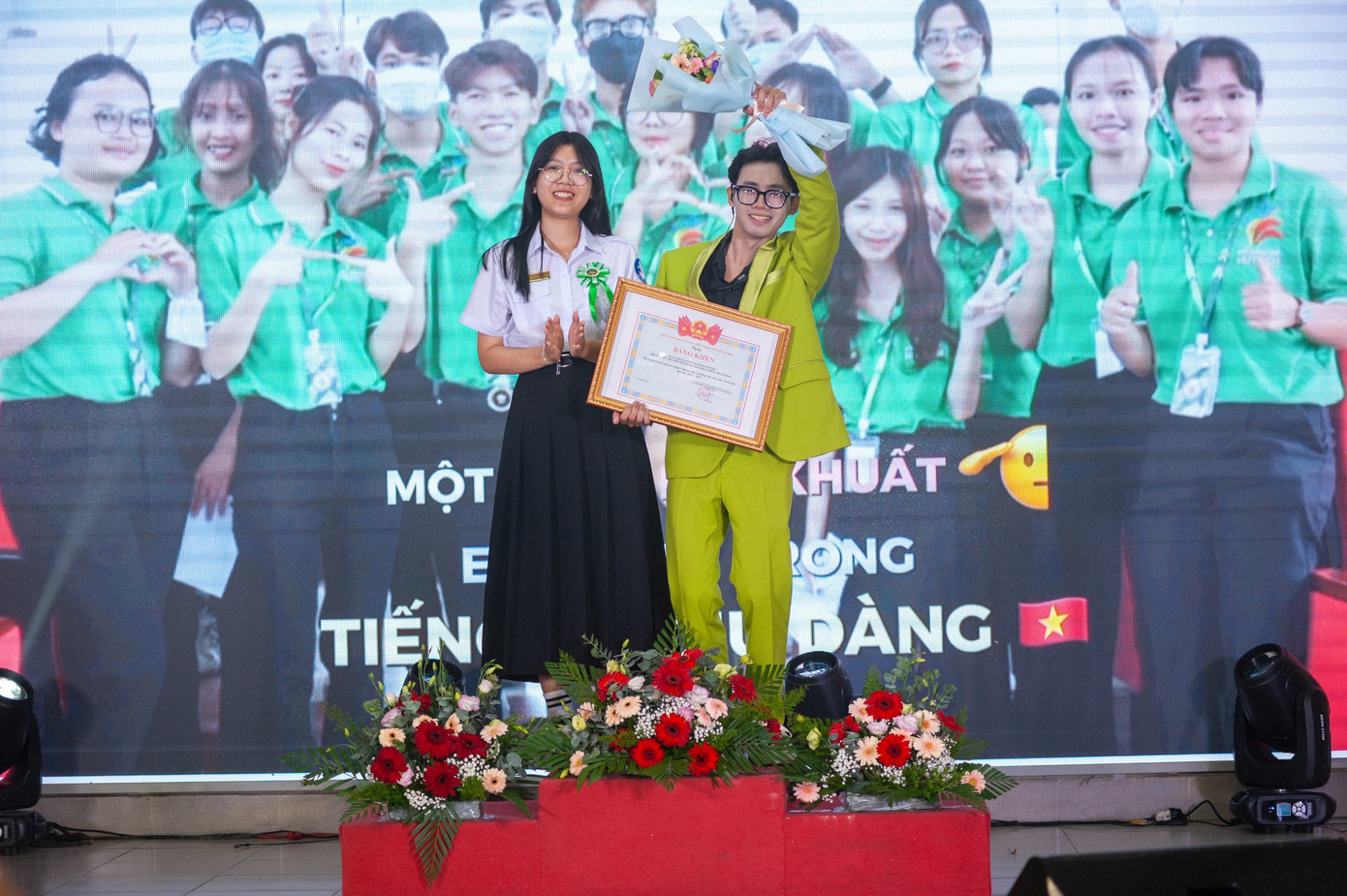 CLB vinh dự nhận Bằng khen của BCH Hội Sinh viên Việt Nam TP.HCM. CLB vinh dự nhận Bằng khen của BCH Hội Sinh viên Việt Nam TP.HCM.