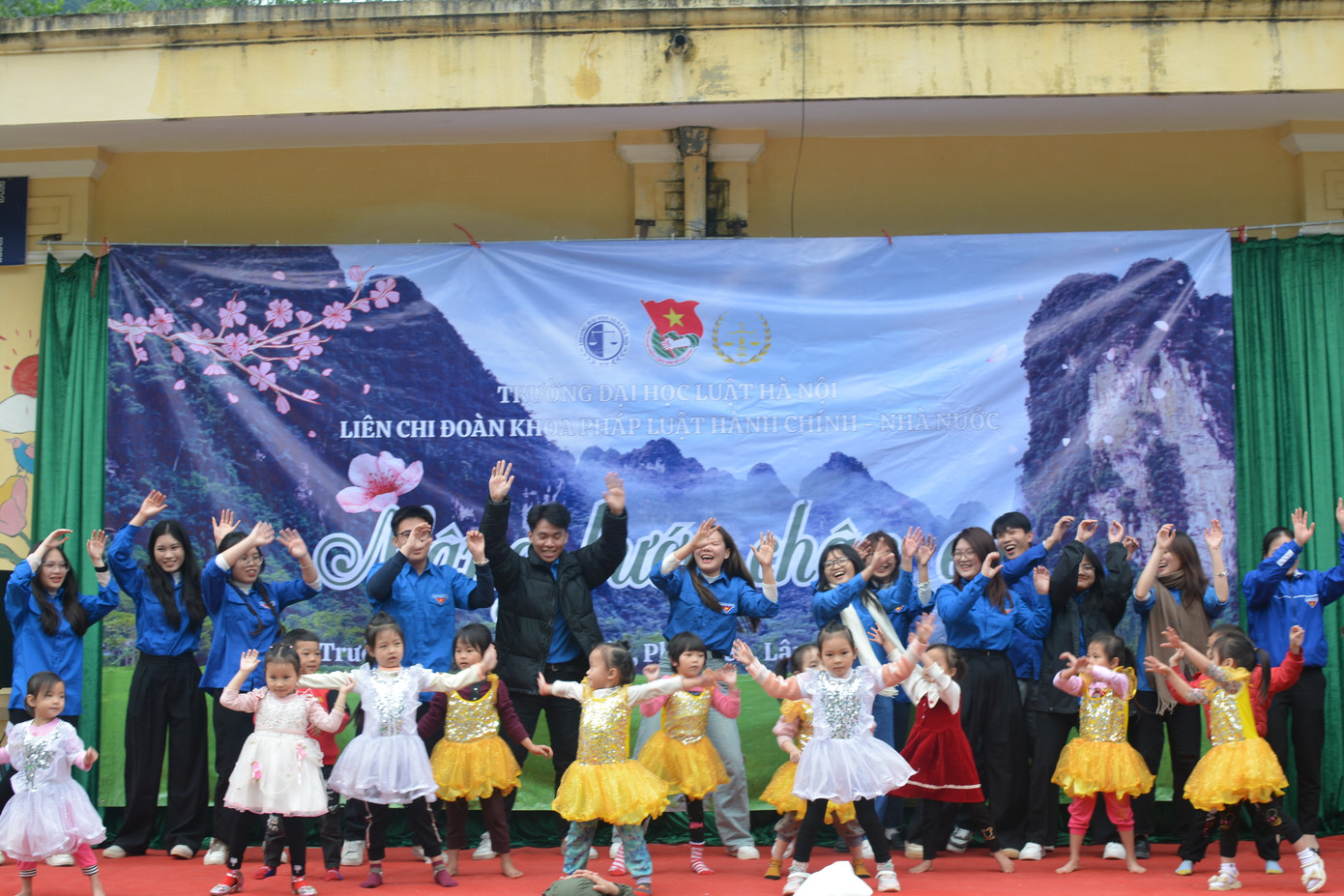 Tiết mục giao lưu văn nghệ giữa các bạn tình nguyện viên cùng các em nhỏ trường mầm non Phúc Yên.