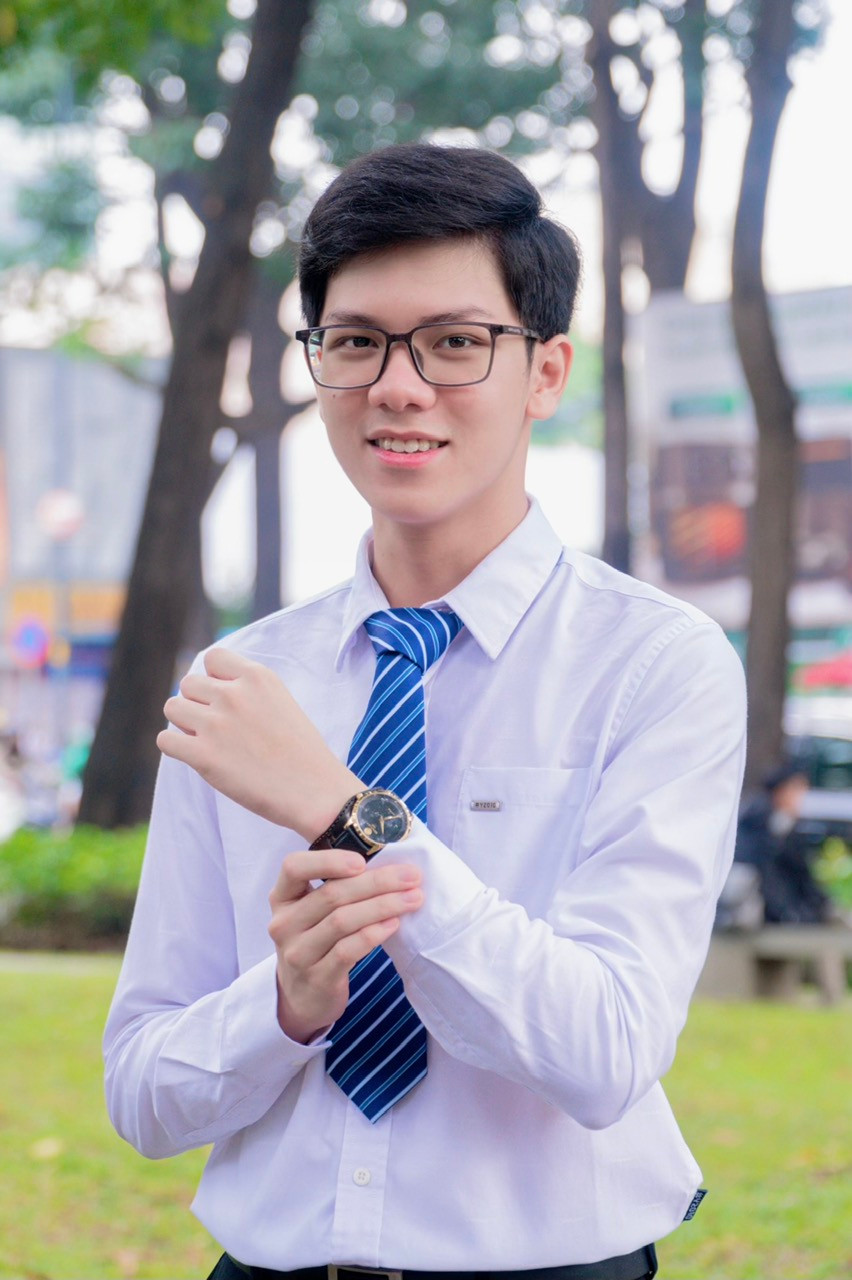 Nguyễn Minh Nhựt (sinh năm 2003), sinh viên năm cuối lớp K60E, chuyên ngành Kinh tế Đối ngoại, Trường Đại học Ngoại thương Cơ sở II.