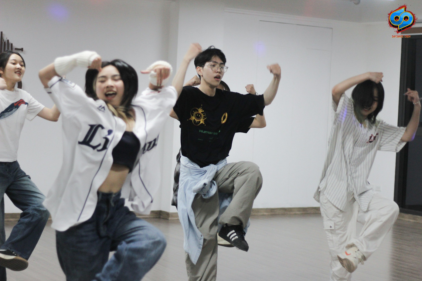 Đại Nghĩa tỏa sáng với niềm đam mê nghệ thuật của mình. Đại Nghĩa tỏa sáng với niềm đam mê nghệ thuật của mình.