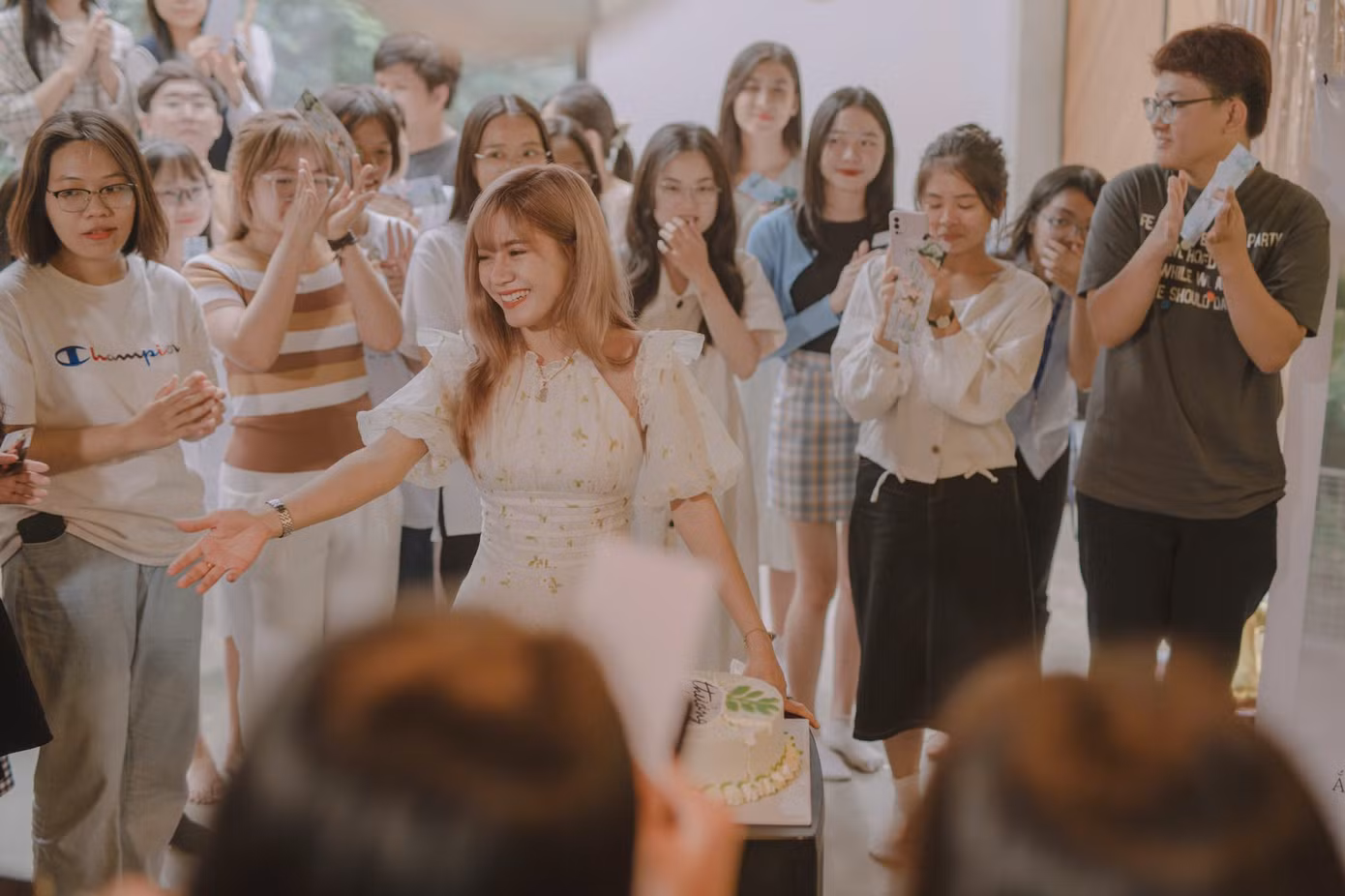 Cô giáo Trúc Linh cùng các bạn học sinh của Thưởng Thức Sách.