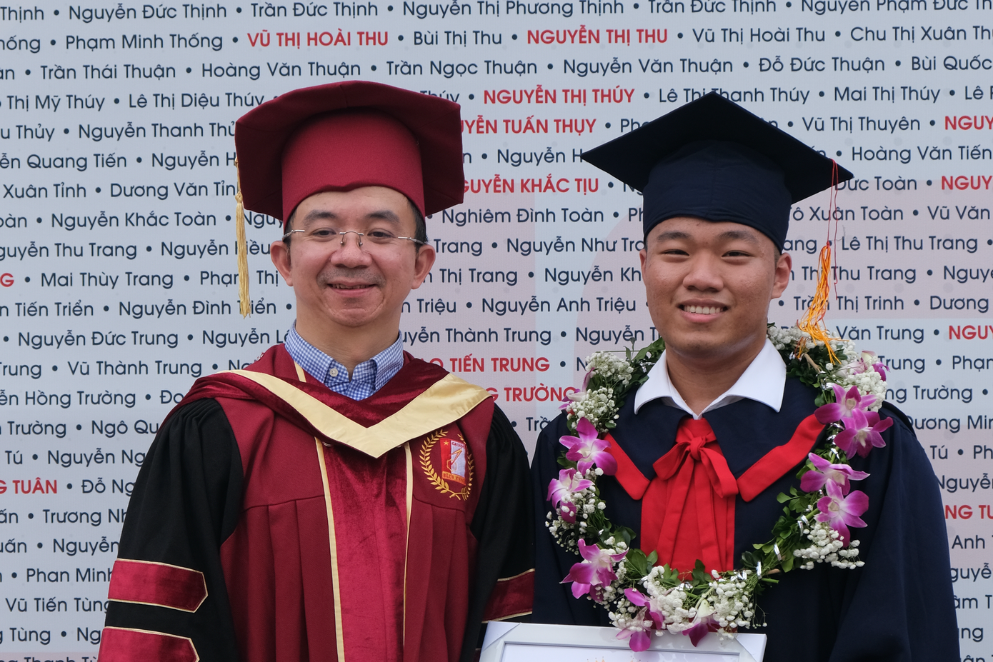 Đức Ánh và TS. Nguyễn Cảnh Nam - Trưởng khoa Toán - Tin, Đại học Bách khoa Hà Nội. Đức Ánh và TS. Nguyễn Cảnh Nam - Trưởng khoa Toán - Tin, Đại học Bách khoa Hà Nội.