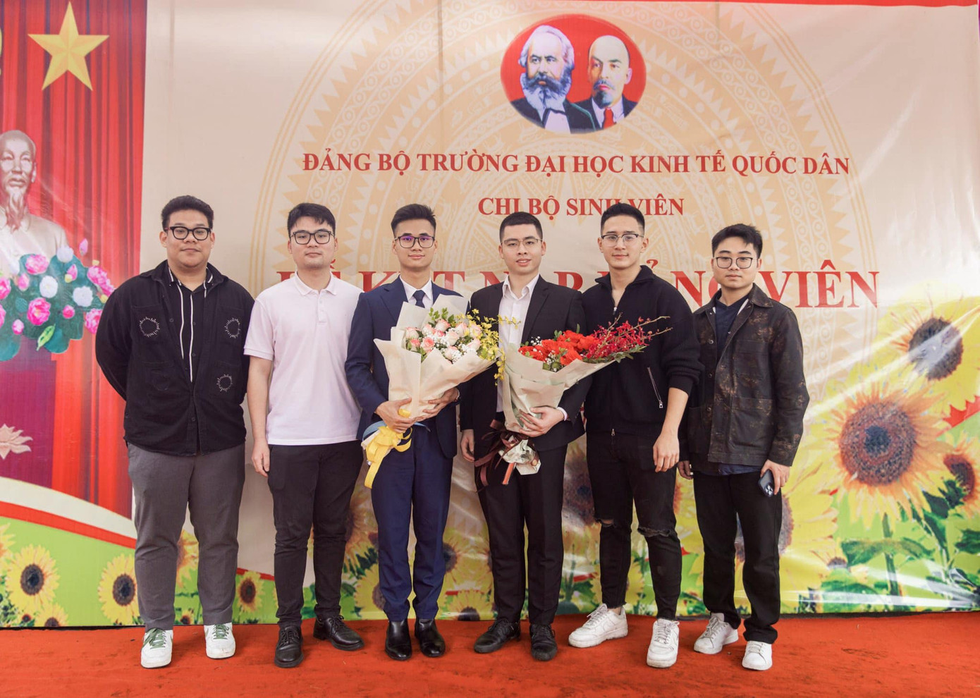 Quốc Hải (đứng thứ 3 từ phải sang) trong Lễ Kết nạp Đảng viên trường Đại học Kinh tế Quốc dân
