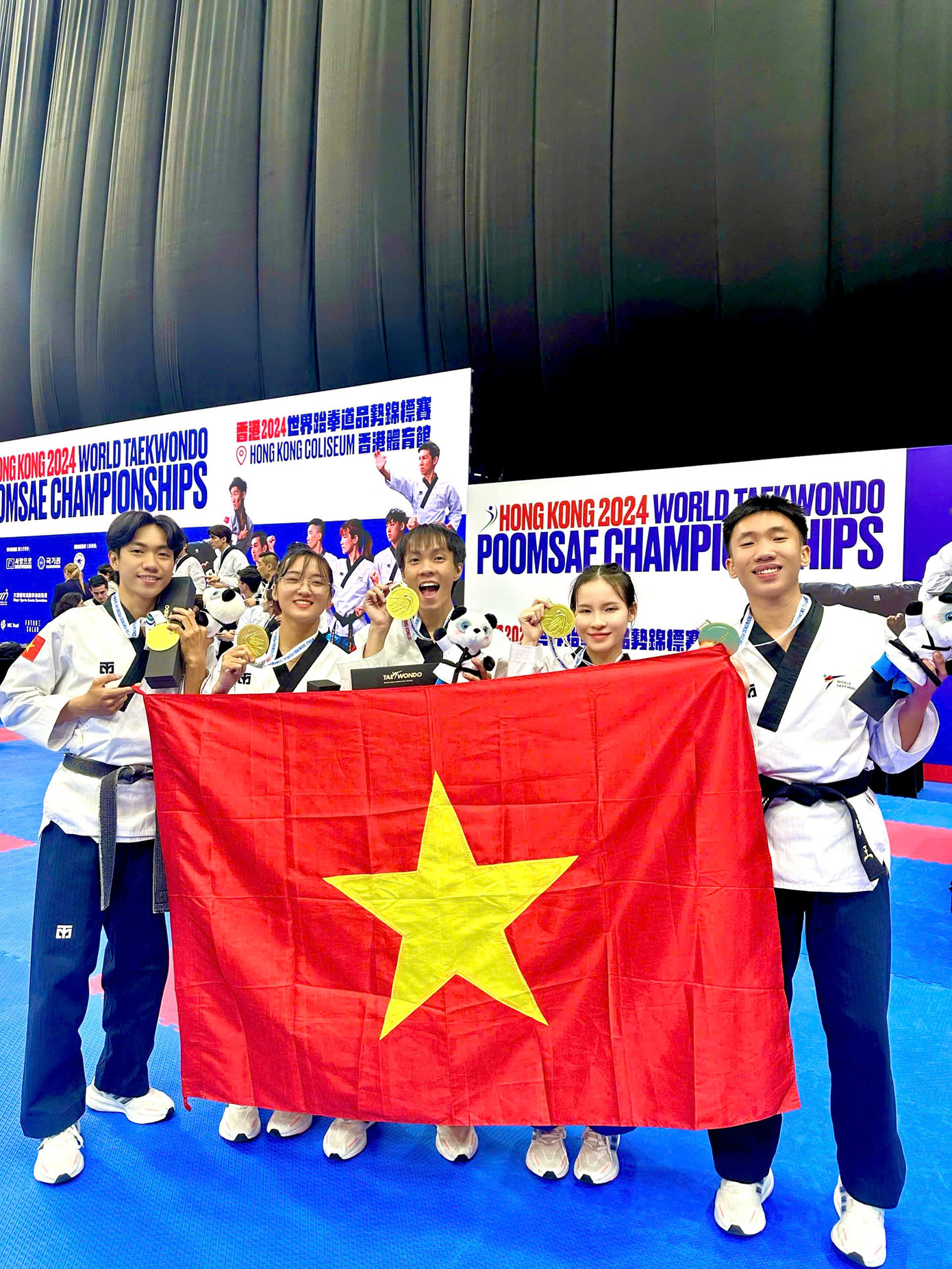 Phương Nhung cùng đồng đội vui mừng khi nhận được Huy chương vàng tại giải Taekwondo vô địch quyền thế giới. Phương Nhung cùng đồng đội vui mừng khi nhận được Huy chương vàng tại giải Taekwondo vô địch quyền thế giới.