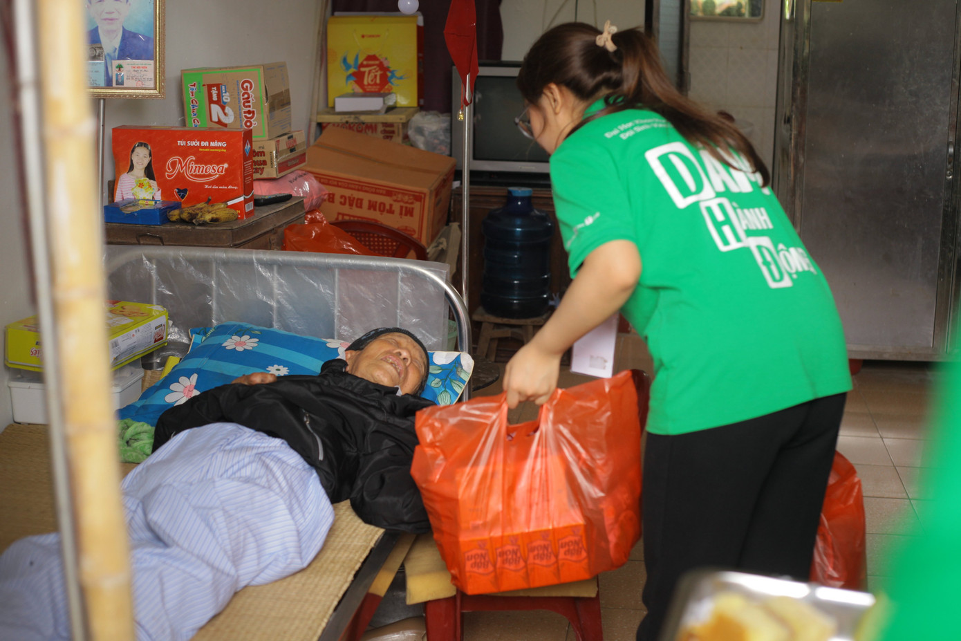 Tình nguyện viên chương trình "Ước nguyện của gió" tại Viện Phong Văn Môn Thái Bình. Tình nguyện viên chương trình "Ước nguyện của gió" tại Viện Phong Văn Môn Thái Bình.