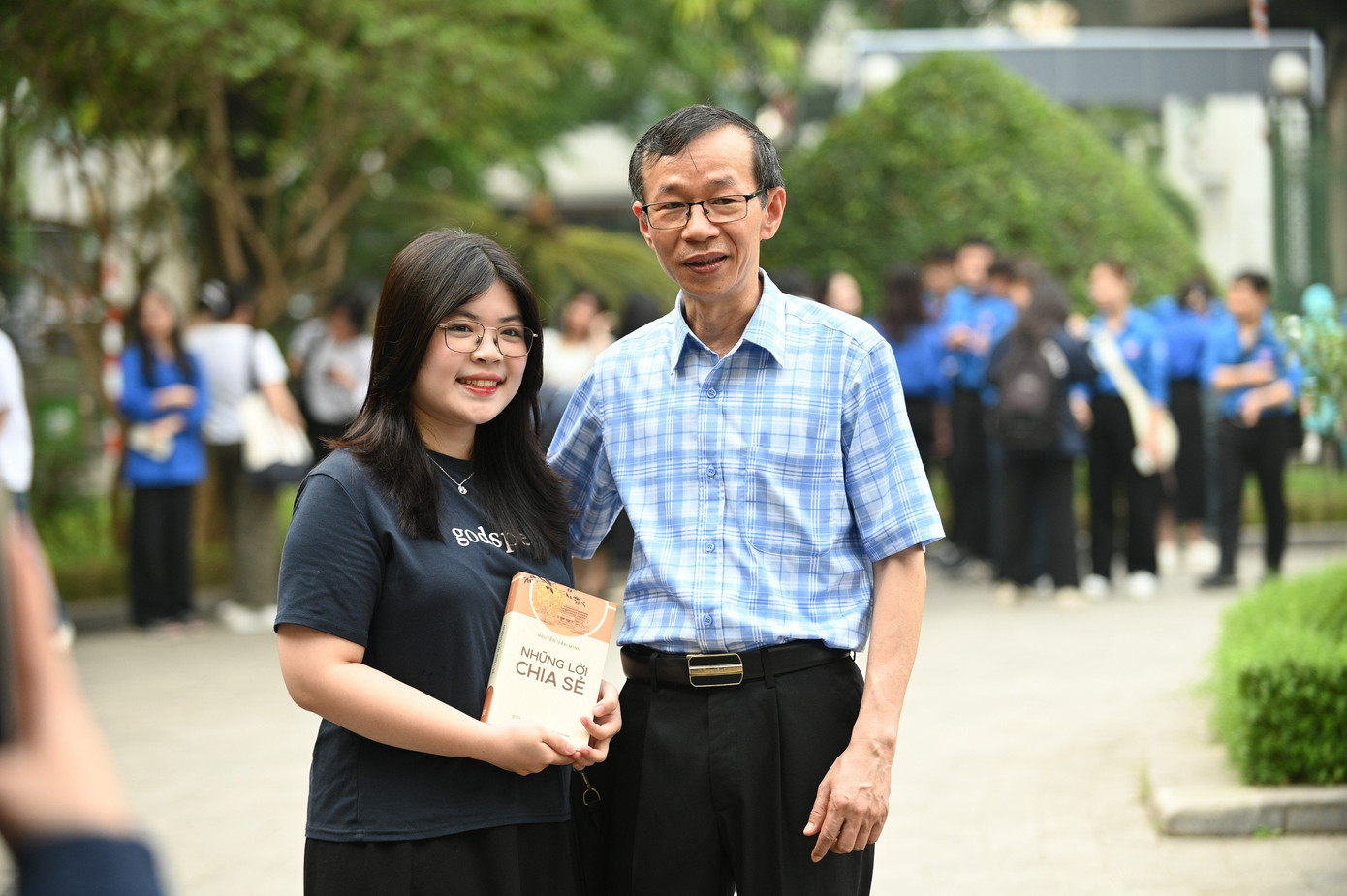 Ngay từ sáng sớm ngày 26/4/2024, hàng trăm sinh viên trường Đại học Sư phạm Hà Nội chờ bắt tay, chụp ảnh chia tay Thầy Hiệu trưởng GS.TS Nguyễn Văn Minh.