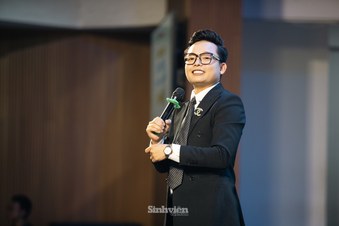 Ca sĩ Xuân Đức xuất hiện ấn tượng với ca khúc Gấp đôi yêu thương do nhạc sĩ Hà Anh sáng tác.