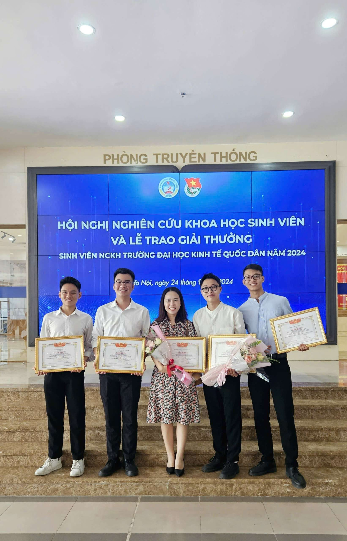 Nhận giải Sinh viên Nghiên cứu Khoa học cấp Trường năm 2024. Nhận giải Sinh viên Nghiên cứu Khoa học cấp Trường năm 2024.