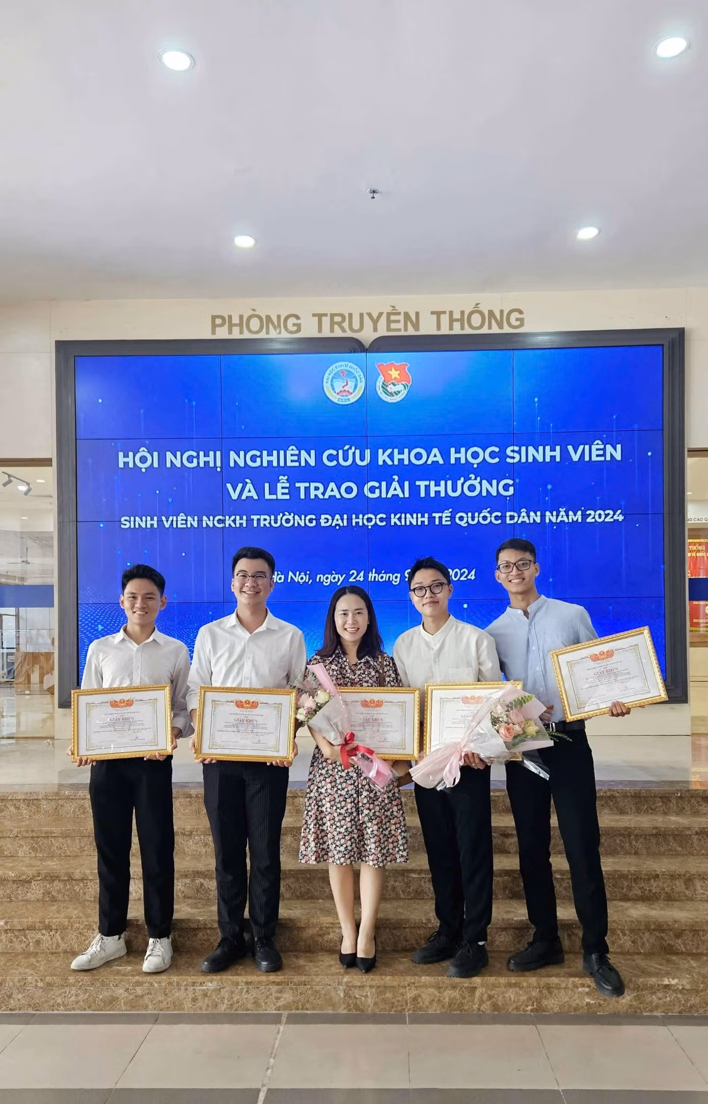 Nhận giải Sinh viên Nghiên cứu Khoa học cấp Trường năm 2024.