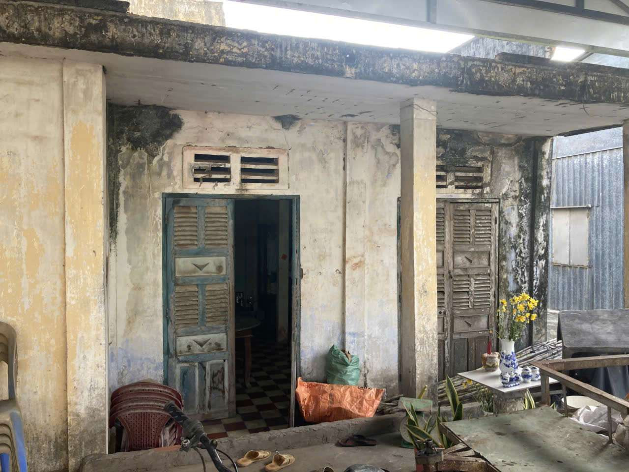 Căn nhà gia đình Khoa đang ở đã xuống cấp trầm trọng, tường nhà và trần nhà bị thủng nhiều chỗ.