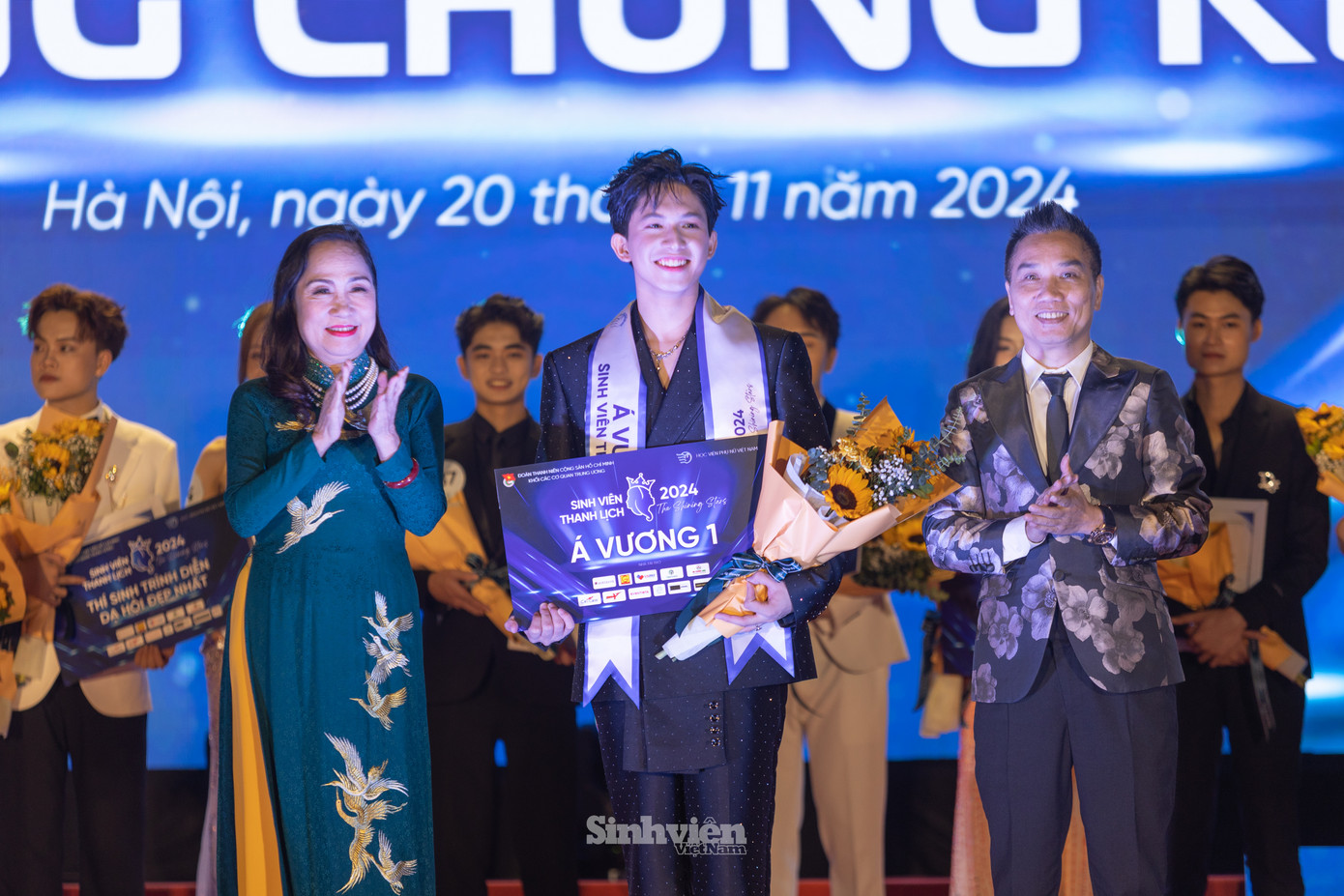 NSND Trịnh Thuý Mùi và nhà báo Ngô Bá Lục trao giải cho tân Á vương 1 Châu Nguyễn Tùng Sơn đến từ Trường Đại học Sư phạm Hà Nội.