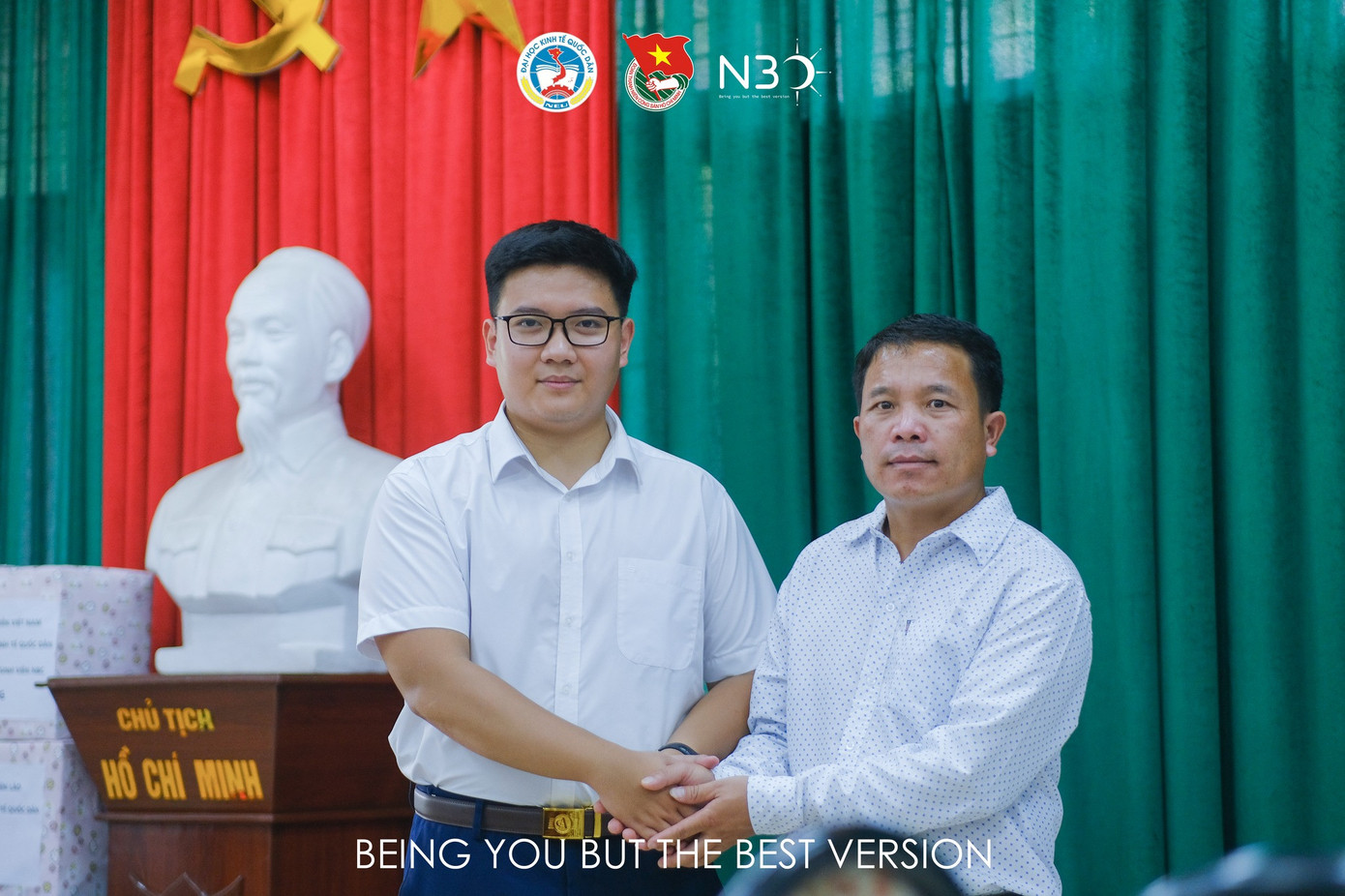 Tuấn Kiệt là trưởng Ban Tổ chức chương trình Trung thu cho em kết hợp giữa sinh viên hai nước Việt – Lào. Tuấn Kiệt là trưởng Ban Tổ chức chương trình Trung thu cho em kết hợp giữa sinh viên hai nước Việt – Lào.