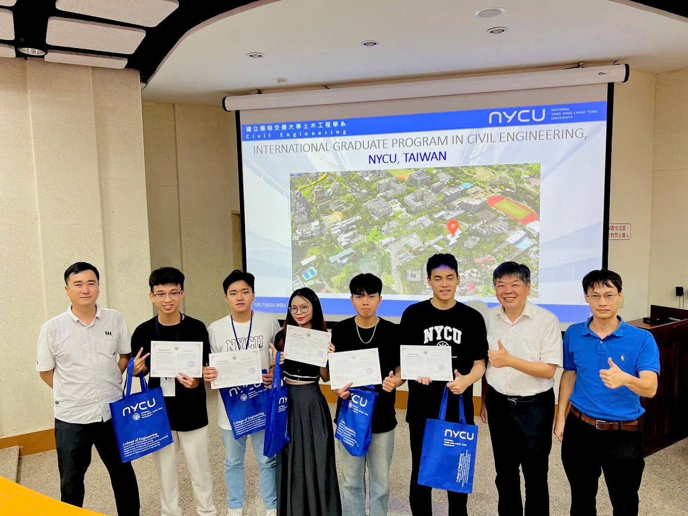 Hoàng là một trong năm sinh viên trao đổi tại ĐH Quốc lập Dương Minh Giao Thông - Đài Loan