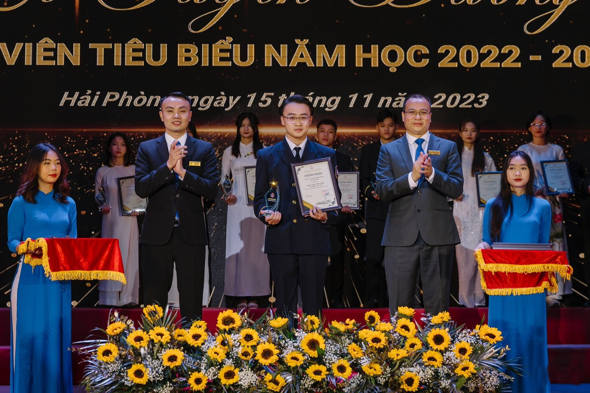 Khánh nhận danh hiệu Sinh viên tiêu biểu của trường Đại học Hàng hải Việt Nam.