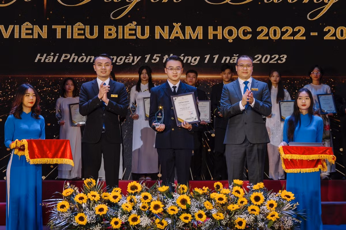 Khánh nhận danh hiệu Sinh viên tiêu biểu của trường Đại học Hàng hải Việt Nam.