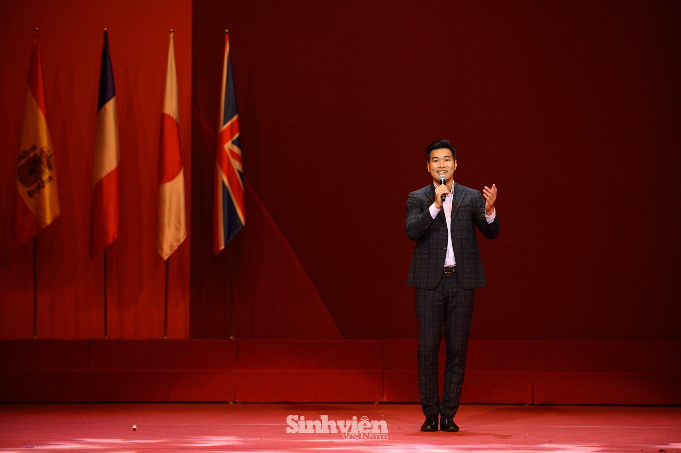 Ca sĩ Tạ Quang Thắng trình diễn tại buổi lễ.