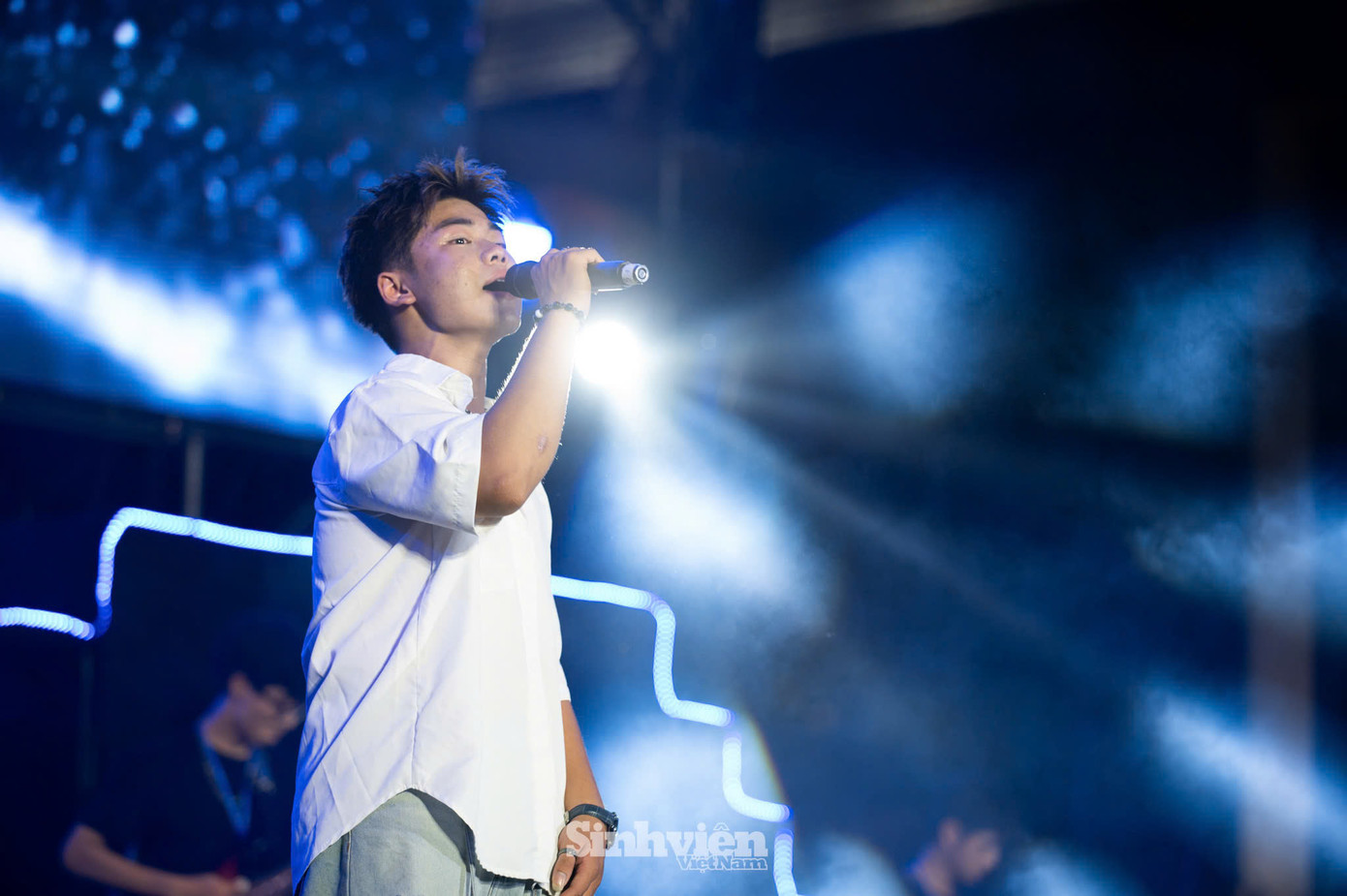 Những 'ca sĩ' đến từ HUCE tự tin thể hiện, toả sáng trên sân khấu.