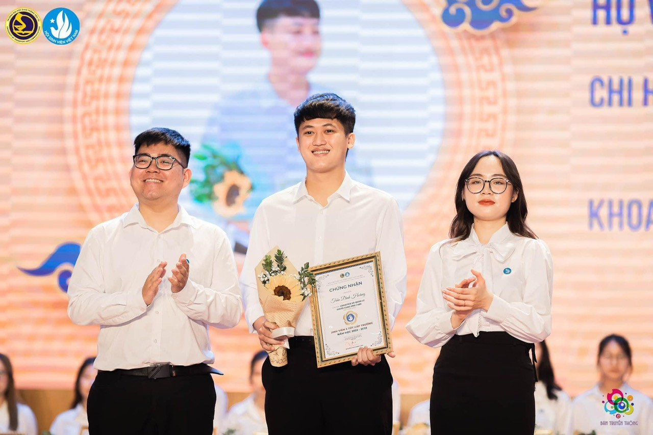 Trần Đình Hoàng nhận danh hiệu Sinh viên 5 Tốt. Trần Đình Hoàng nhận danh hiệu Sinh viên 5 Tốt.