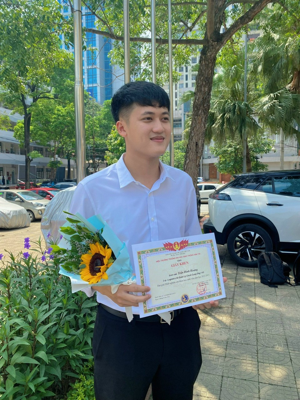 Trần Đình Hoàng nhận giấy khen Giải Nhất Nghiên cứu Khoa học sinh viên. Trần Đình Hoàng nhận giấy khen Giải Nhất Nghiên cứu Khoa học sinh viên.