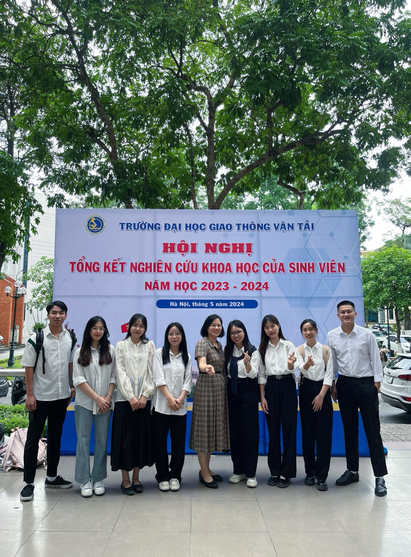 Trần Đình Hoàng cùng với nhóm Nghiên cứu Khoa học. Trần Đình Hoàng cùng với nhóm Nghiên cứu Khoa học.