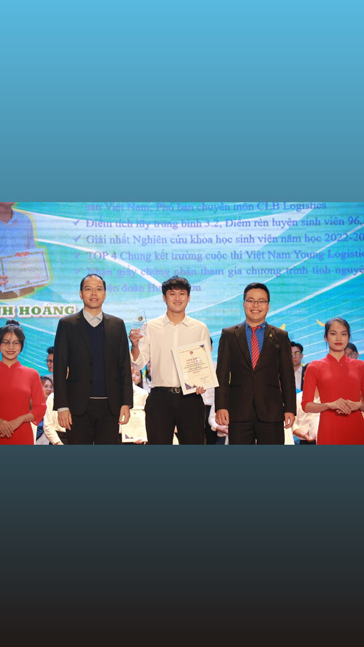 Trần Đình Hoàng tại lễ trao Danh hiệu Gương mặt Sinh viên tiêu biểu. Trần Đình Hoàng tại lễ trao Danh hiệu Gương mặt Sinh viên tiêu biểu.