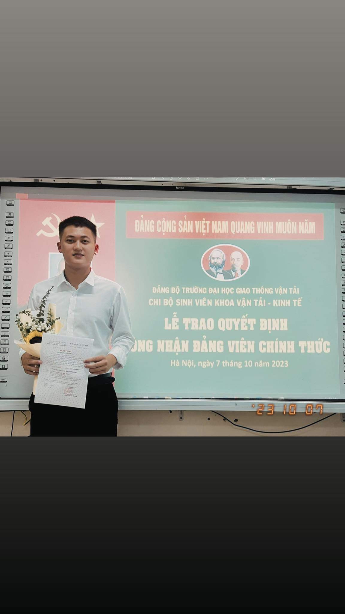 Trần Đình Hoàng tại buổi lễ trao quyết định Đảng viên chính thức. Trần Đình Hoàng tại buổi lễ trao quyết định Đảng viên chính thức.