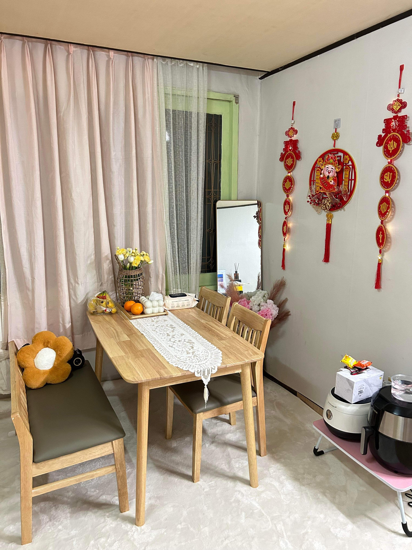 Căn phòng ngập tràn không khí Tết tại Hàn Quốc của Đức Tài. Căn phòng ngập tràn không khí Tết tại Hàn Quốc của Đức Tài.