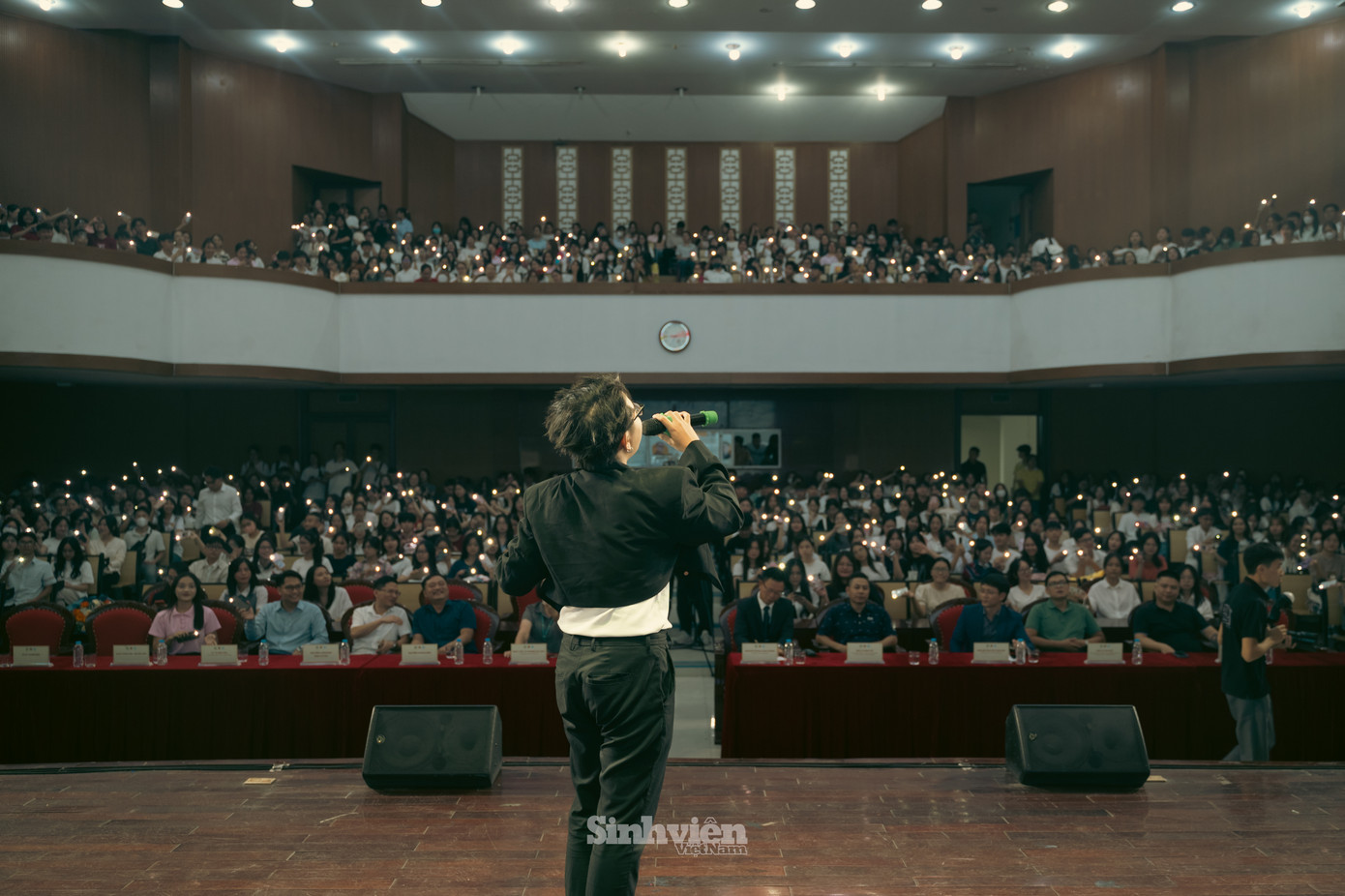 Kuun Đức Nam là ca sĩ trình diễn mở màn tại chương trình toạ đàm hướng nghiệp Trường học hay Trường đời.