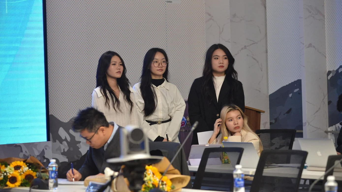 Nhóm tác giả trình bày bài nghiên cứu.