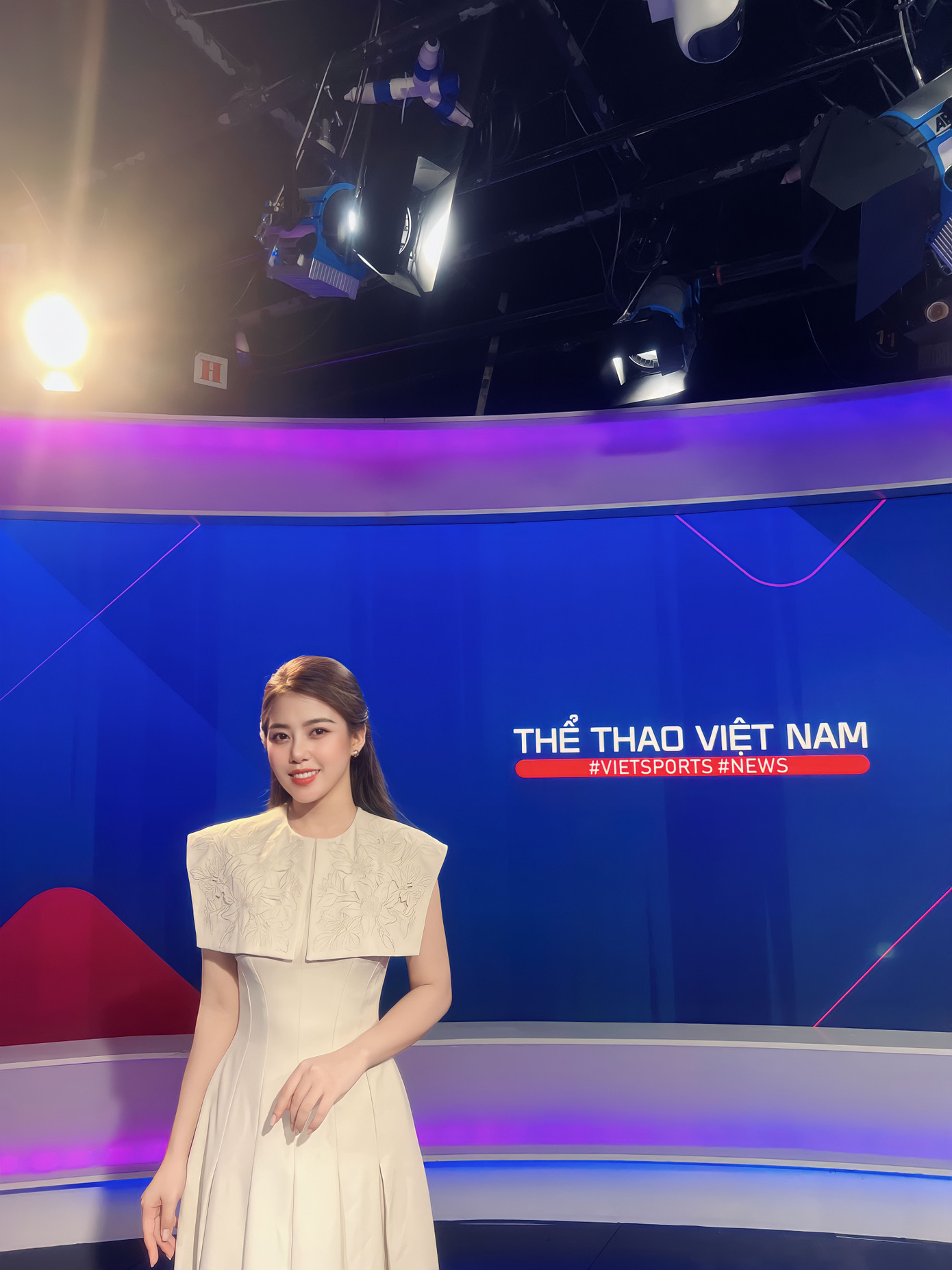 MC Anh Thư dẫn bản tin thể thao trực tiếp của VTVcab. MC Anh Thư dẫn bản tin thể thao trực tiếp của VTVcab.