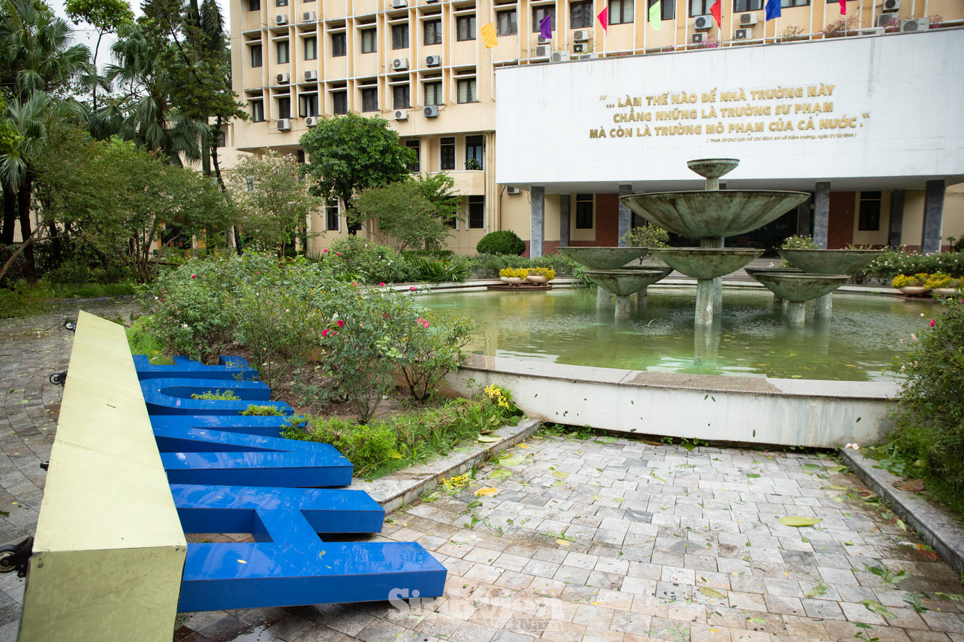Khung cảnh tan hoang trong khuôn viên Trường Đại học Sư phạm Hà Nội.