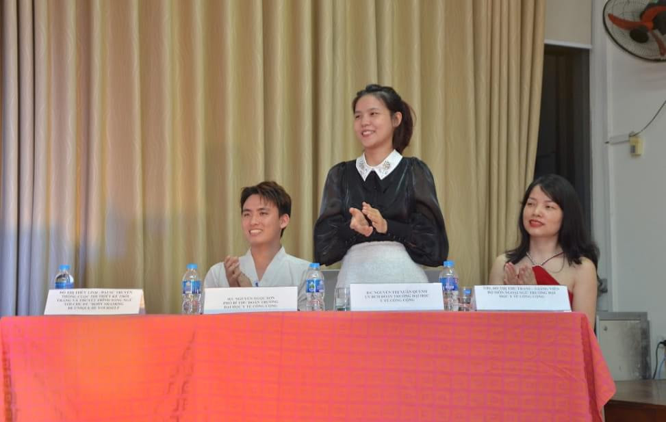 Chị Xuân Quỳnh (ở giữa) là Trưởng ban tổ chức Cuộc thi hùng biện Tiếng Anh với chủ đề về miệt thị ngoại hình “Be Unique Be Yourself” cho sinh viên Trường Đại học Y tế Công cộng.