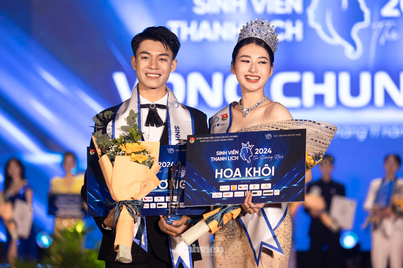 Tân Nam vương Lâm Quốc Dũng và tân Hoa khôi Ngô Thị Trâm Anh toả sáng tại đêm Chung kết Sinh viên Thanh lịch 2024. Cuộc thi do Đoàn TNCS Hồ Chí Minh Khối các cơ quan Trung ương và Học viện Phụ nữ Việt Nam phối hợp tổ chức.