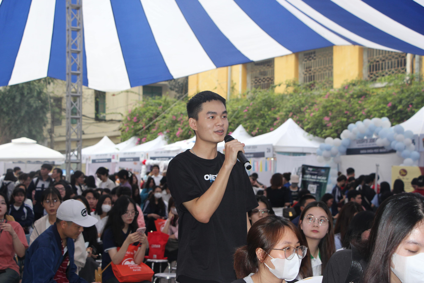 Các bạn sinh viên tích cực đặt câu hỏi cho các diễn giả (Ảnh: Phạm Dinh). Các bạn sinh viên tích cực đặt câu hỏi cho các diễn giả (Ảnh: Phạm Dinh).