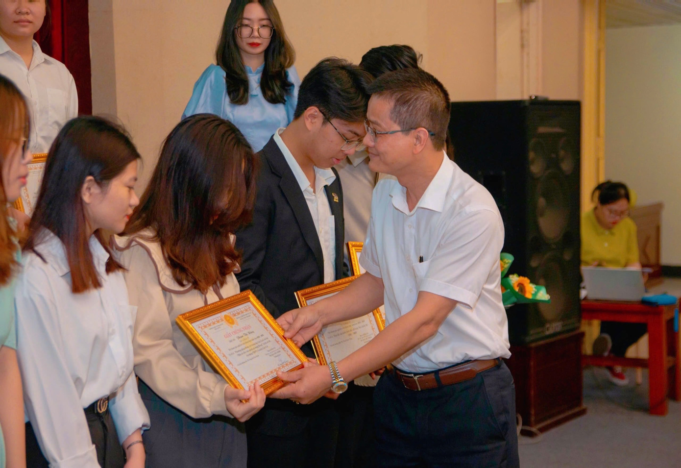 Lại Thị Luyến được TS. Nguyễn Văn Ninh - Trưởng khoa Lịch sử đồng thời là giảng viên hướng dẫn trao Giấy chứng nhận tham gia Nghiên cứu khoa học năm 2023. Lại Thị Luyến được TS. Nguyễn Văn Ninh - Trưởng khoa Lịch sử đồng thời là giảng viên hướng dẫn trao Giấy chứng nhận tham gia Nghiên cứu khoa học năm 2023.