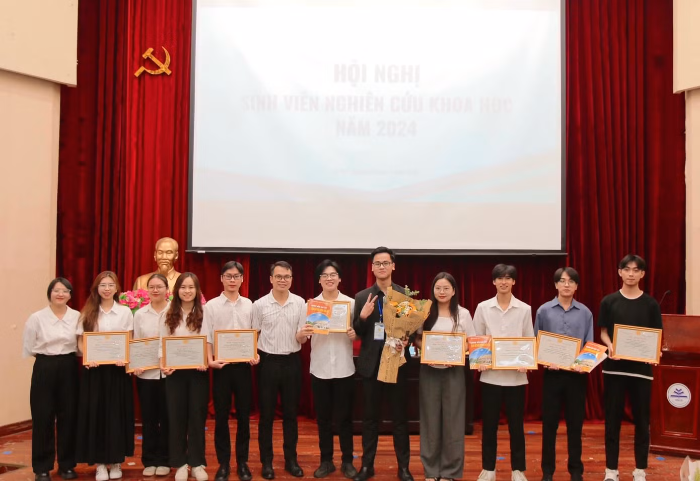 Lại Thị Luyến (người thứ 4 từ trái sang) và các bạn sinh viên lớp K71CLC đã nhận Giấy chứng nhận tham gia Nghiên cứu Khoa học năm 2024 cùng thầy cố vấn học tập TS. Ninh Xuân Thao.