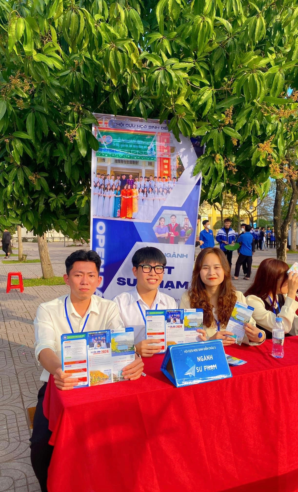 Lại Thị Luyến (người thứ 3 từ trái sang) đảm nhận vai trò cố vấn Ngành Sư phạm trong Ngày Hội Open Day 2024, tư vấn nghề nghiệp cho học sinh lớp 12 tại Trường THPT Diễn Châu 3, tỉnh Nghệ An. Lại Thị Luyến (người thứ 3 từ trái sang) đảm nhận vai trò cố vấn Ngành Sư phạm trong Ngày Hội Open Day 2024, tư vấn nghề nghiệp cho học sinh lớp 12 tại Trường THPT Diễn Châu 3, tỉnh Nghệ An.