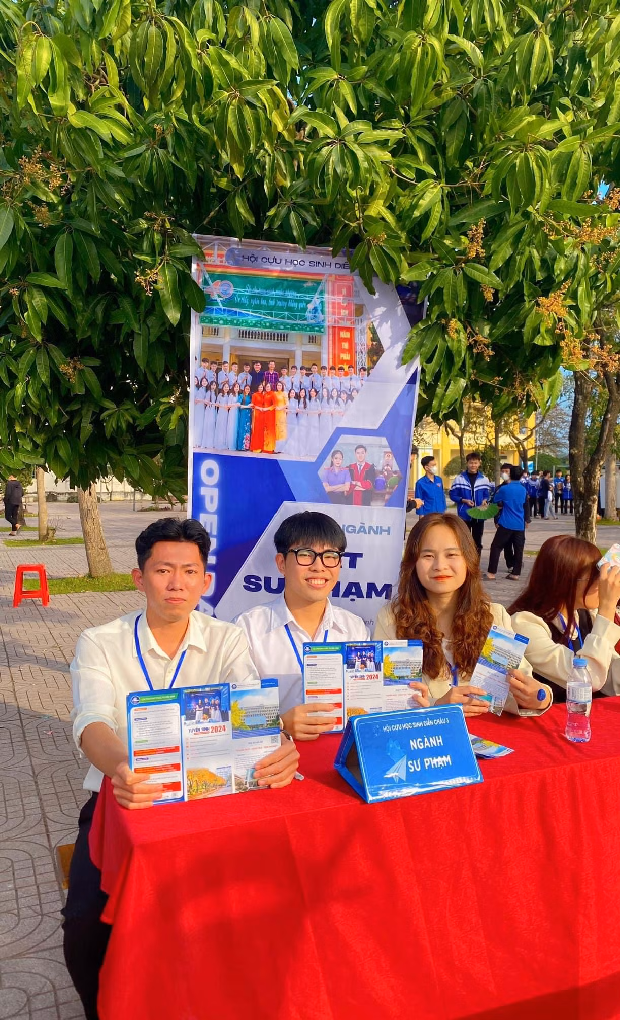 Lại Thị Luyến (người thứ 3 từ trái sang) đảm nhận vai trò cố vấn Ngành Sư phạm trong Ngày Hội Open Day 2024, tư vấn nghề nghiệp cho học sinh lớp 12 tại Trường THPT Diễn Châu 3, tỉnh Nghệ An.
