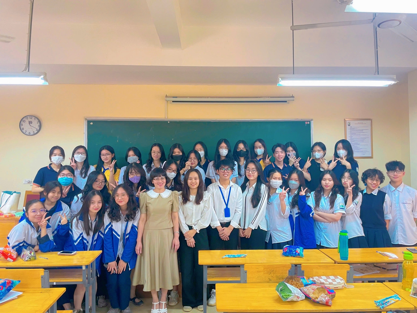 Lại Thị Luyến (người đứng cạnh giáo viên Chủ nhiệm) cùng lớp 11 Văn đang thực hành kỹ năng giáo dục tại Trường THPT Chuyên Đại học Sư phạm Hà Nội. Lại Thị Luyến (người đứng cạnh giáo viên Chủ nhiệm) cùng lớp 11 Văn đang thực hành kỹ năng giáo dục tại Trường THPT Chuyên Đại học Sư phạm Hà Nội.