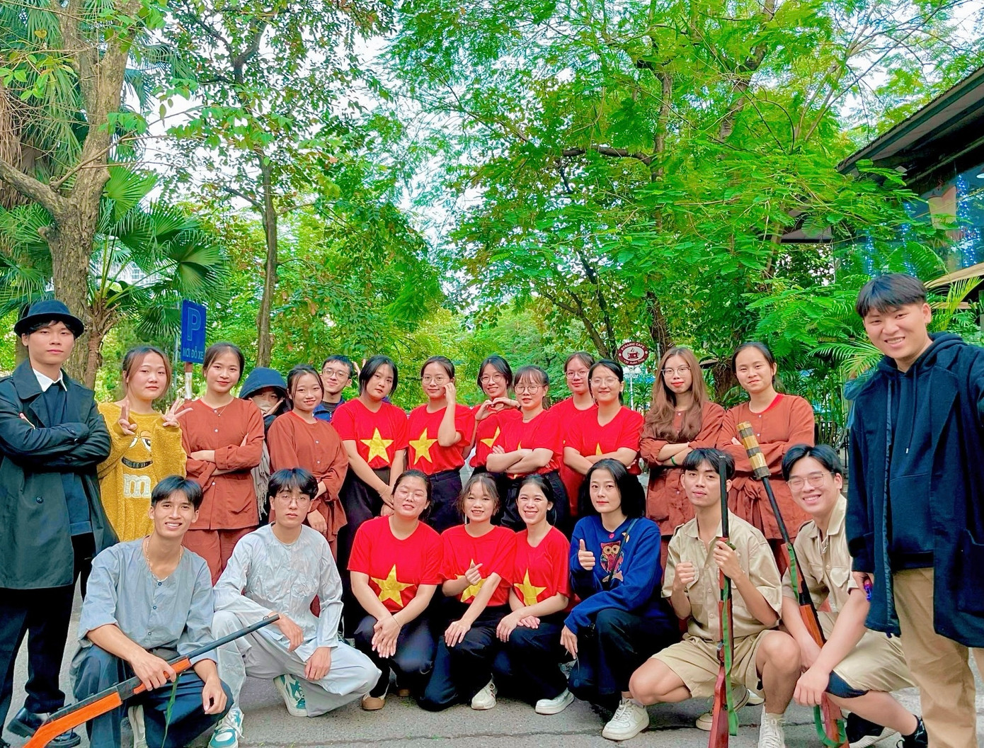 Lại Thị Luyến (người mặc áo nâu, đứng đầu tiên từ phải sang) cùng các bạn trong lớp K71CLC đã xuất sắc đạt giải Nhì ở phần thi Sân khấu hóa Lịch sử trong Hội thi Nghiệp vụ Sư phạm do khoa Lịch sử tổ chức năm 2023. Lại Thị Luyến (người mặc áo nâu, đứng đầu tiên từ phải sang) cùng các bạn trong lớp K71CLC đã xuất sắc đạt giải Nhì ở phần thi Sân khấu hóa Lịch sử trong Hội thi Nghiệp vụ Sư phạm do khoa Lịch sử tổ chức năm 2023.