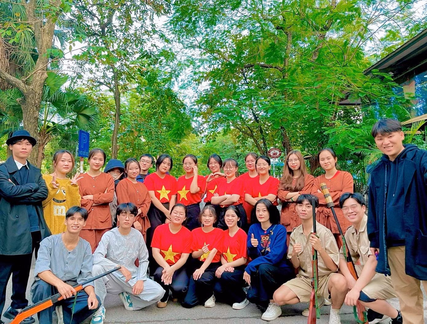 Lại Thị Luyến (người mặc áo nâu, đứng đầu tiên từ phải sang) cùng các bạn trong lớp K71CLC đã xuất sắc đạt giải Nhì ở phần thi Sân khấu hóa Lịch sử trong Hội thi Nghiệp vụ Sư phạm do khoa Lịch sử tổ chức năm 2023.