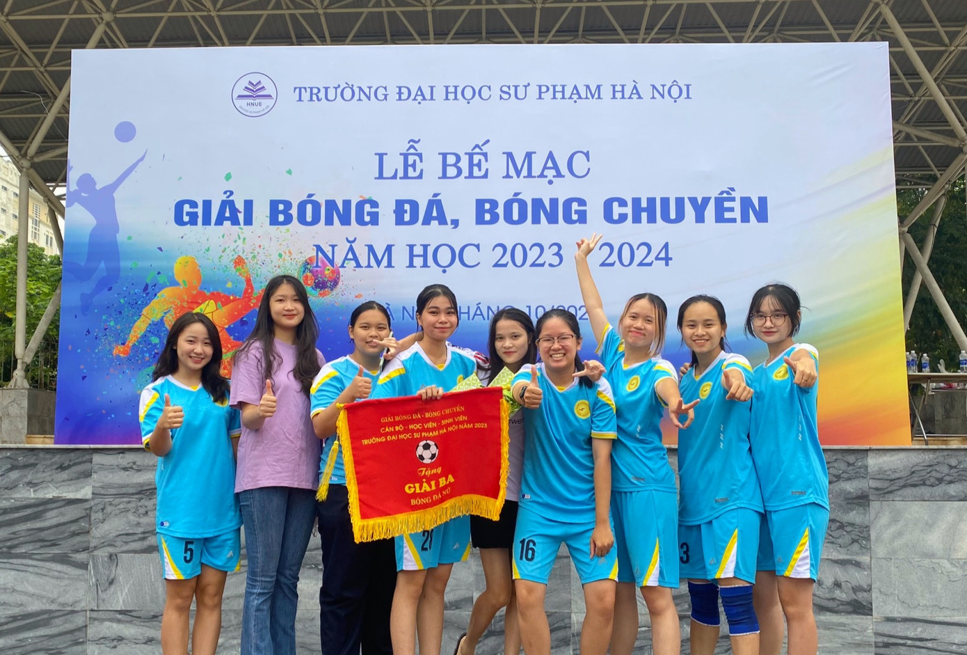 Lại Thị Luyến (người thứ 2 từ phải sang) cùng Đội bóng đá nữ đã đạt Giải Ba trong Giải Bóng đá nữ cấp Trường Đại học Sư phạm Hà Nội năm 2023. Lại Thị Luyến (người thứ 2 từ phải sang) cùng Đội bóng đá nữ đã đạt Giải Ba trong Giải Bóng đá nữ cấp Trường Đại học Sư phạm Hà Nội năm 2023.