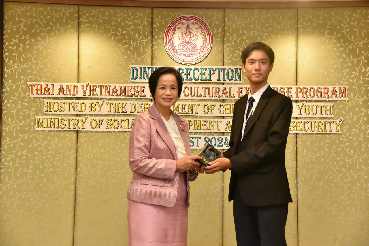 Quốc Đạt nhận món quà từ bà Apinya Chompumas, Tổng Cục trưởng Cục trẻ em và Thanh thiếu niên Thái Lan.