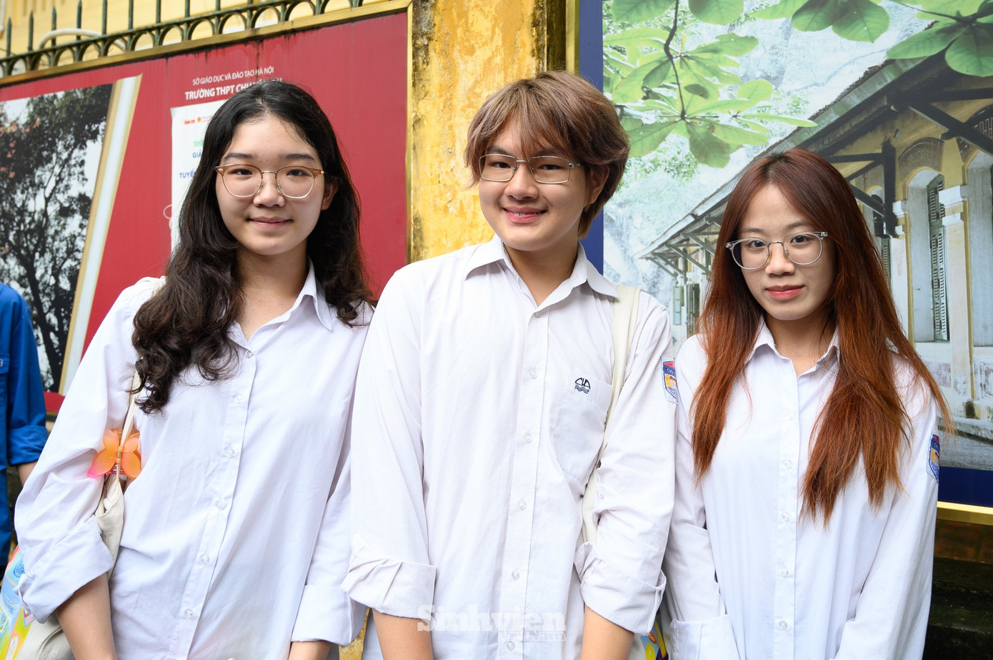 Về vấn đề lộ, lọt đề thi, bạn Phạm Đức Quang Vũ (giữa) tại điểm thi Trường THPT Chu Văn An chia sẻ: "Thật ra là năm nào cũng có những tin đồn như thế, nên bản thân bọn em cũng không quan tâm tới vấn đề ấy lắm. Thay vào đó, bọn em tập trung vào ôn tập theo định hướng của bản thân".